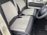 フロントシートです!!ベンチシートなので座席の移動もスムーズに出来ます!!足元も広く運転も楽ですよ!!