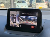 見えない部分の危険察知をサポートする360&deg;ビューモニター+フロントパーキングセンサーです。車両の前後左右にある4つのカメラを活用し、センターディスプレイの表示や各種警報音で定速走行時や駐車時に車両周