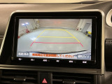 リバースギアに入れるだけで後方の表示へ切り替わります。夜間や雨の日の駐車も楽になりますよ。
