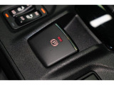電動パーキングブレーキを採用。指で軽く引き上げればパーキングブレーキが掛かり、押すと解除ができます。