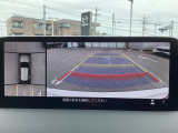 狭い場所での駐車やすれ違いなどでより的確な運転操作に役立つ360&deg;ビューモニターが装備されています。