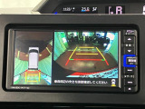 【パノラマモニター】 上から見下ろしたような映像が、運転の不安を軽くします。