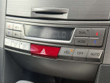 【オートエアコン】一度お好みの温度に設定すれば、車内の温度を検知し風量や温度を自動で調整。暑い&hellip;寒い&hellip;と何度もスイッチ操作をする必要はありません。快適な車内空間には必須の機能ですね♪