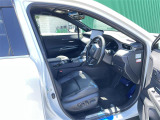 【運転席】座り心地が良いシートなので長時間の運転でも快適にお過ごしいただけます。新品のフロアマットのご注文も可能です。掲載箇所以外にご希望の写真がございましたらお気軽にお問い合わせ下さい。