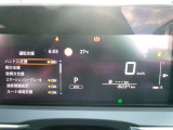 右側に大きく見やすいスピードメーター左側ディスプレイには運転支援システム等を表示