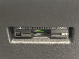 【ETC】有料道路を利用する際に料金所で停止することなく通過できる、ETC車載器(ノンストップ自動料金収受システム機器)が装備されています。セットアップを行うことで利用可能になります。