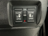 【両側パワースライドドア】両側がパワースライドドアになっており、運転席のスイッチやスマートキーでも開閉が可能です!開口部も広いので乗り降りも楽々♪