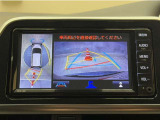 真上から見下ろしたような視点で車とその周囲を確認出来る画面と、車両後方を映し出すバックモニター画面の2つを表示してくれます。