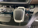 どのポジションにもワンアクションで操作できるインパネシフトに。パーキングブレーキはフットブレーキタイプです。