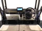 【前方視界】開放的な前方視界!運転がしやすく疲れにくいです♪窓が大きく、見通しがとっても良いおクルマですよ♪