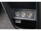 USBオーディオ用ソケットがついていますので携帯電話などを接続すれば音楽等の再生が可能です!充電用ソケットもございます!