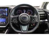 GT-H専用のブルーのステッチや高触感革を使用した本革巻きステアリングホイール。