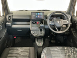 【インパネ】運転のしやすさを最優先に設計された見晴らしの良いフロントビュー。車両間隔が掴みやすく狭い道でも安心♪「安全」と「品質」を最優先に、安心してお乗りいただけるクルマを提供いたします。
