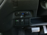 ビルトインタイプの【ETC】で見た目もスッキリ。高速道路の利用にとても便利です。【パーキングセンサー】駐車や出庫時にクルマの前後の障害を検知し、音とディスプレイでお知らせします。