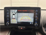 パノラミックビューモニター付きです。車両を上から見たような映像をディスプレイオーディオ画面に表示。運転席からの目視だけでは見にくい、車両周辺の状況をリアルタイムでしっかり確認できます。