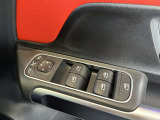 メルセデスのシートは少し硬めになっております。長時間の運転の際、適度な反発があることでお尻や腰の負担を減らす効果が御座います。