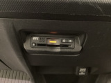 エアコンパネルの下にETCがついています。高速道路の料金所の通過も楽々です!。 カードの取り出しもしやすい場所についています。