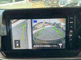 画像の左側は運転席から見ることのできないフロント左側を映している画像です、狭い道や幅寄せ時に便利です。
