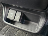 USBポート&12V電源ソケット付き。ドライブ中の充電にも対応できる便利な装備です。