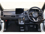 操作性に優れた運転席となります!小物入れや各ボタンの配置にこだわり、使いやすいです!座り心地もよく視認性も良好なのでロングドライブもお任せ下さい!
