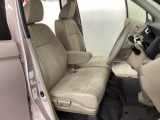 座面も厚みがあり背もたれも高く、広い足元にゆったり座れるシートです。運転席と助手席の間が空いている為、助手席側への移動がスムーズです。交通量の多い道でも助手席側から乗り降りができます。