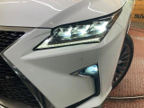 【三眼LEDヘッドライト】スタイリッシュな見た目の三眼LEDヘッドライトを装備♪スタイルだけでなく、夜間の走行も視界良好で安心してお乗りいただけます。