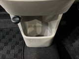 運転席、助手席間には小物入れがあります。