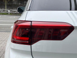 LEDテールランプ(ダイナミックターンインジケーター付き)特徴的な配光パターンによって後続車からの視認性が高まり、万一の追突の危険性を軽減します。