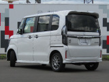 光の当たり方で色の感じ方はかなり変わります。