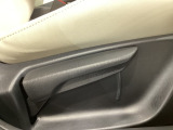 運転席にはドライバーの体型や好みに応じて前後方向だけでなく、高さの調整ができるシートリフターを装備!