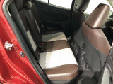 【後部座席】も当然、綺麗・清潔に仕上げております。内装の綺麗なお車は気持ちが良いですし、コンディションのいい車が多いです。これもオススメの1台です。