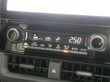 【オートエアコン】車内温度を感知して自動で温度調整をしてくれるのでいつでも快適な車内空間を創り上げます!どの席に座っても快適なドライブが楽しめます♪