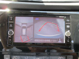 アラウンドビューモニターも装備しております。ご覧のように車体を真上か見たような映像なので、車庫入れの苦手なお客様ももうご心配いりません。