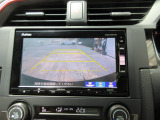 バックカメラの画像です。ガイドラインがスムースな車庫入れをサポートいたします。車庫入れの安心感がアップしますね。
