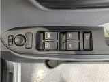 パワーウィンドウのスイッチですよ。 運転席に居ながら窓を開け閉めのコントロールできますよ。 ロック機能で、子供がイタズラして窓を開けるという事も無くなりますよ。