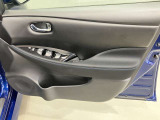 【運転席ドア】ボトルホルダーや収納ポケットが付いているので運転席周りもスッキリ保てます★