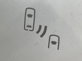 【ブラインドスポットモニター】走行中、ドアミラーの死角になりやすい箇所に後続車が接近するとサイドミラーのレンズに警告を表示!ドライバーに注意喚起をしてくれます。