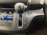 CVT車のセレクトレバーです。低速から高速まで、変速ショックのないスムーズな走りを実現するとともに、エンジン効率のよい領域を維持することで燃費にも貢献します。