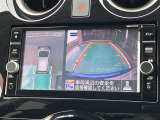 アラウンドモニター、上空から見下ろしているかのような映像をディスプレイに映し出し、スムースな駐車をサポートします。さらに、人や自転車など周囲に動くものがいる場合には、表示とブザーで注意を促します。