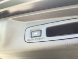 スマートキーや運転席のボタンを押すだけでリアゲートが自動で開閉します!荷物を持っている時や、高い位置にあるバックドアを閉める際に便利な機能です♪