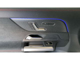 【メモリー付パワーシート】シートをかたどった調整スイッチはメルセデス・ベンツが特許を持っています。様々な体型の乗員に合わせた、きめ細かい調整が可能になっています。