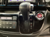CVT車のセレクトレバーです。低速から高速まで、変速ショックのないスムーズな走りを実現するとともに、エンジン効率のよい領域を維持することで燃費にも貢献します。