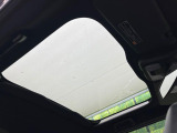 【ガラスルーフ】ガラスルーフ搭載で車内の解放感が一気にアップ!開放的なドライブをお楽しみいただけます。