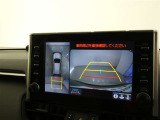 パノラミックビューモニター付きです。車両を上から見たような映像を画面に表示。運転席からの目視だけでは見にくい、車両周辺の状況をリアルタイムでしっかり確認できます。