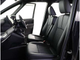 シックな色使いの運転席周りですね。すっきりとしたデザインで上品な色使いです。居心地の良い運転席長く座ってられるリラックスできるデザインがいいですね。