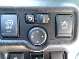 電動格納式ミラーなので、対向車などとのすれ違い時にも便利です。