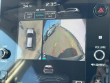 【マルチテレインモニター】車のフロントやサイドのカメラ画像を同時にモニター表示することで、悪路や狭い道を走行時でも周囲の状況確認ができ安心!本格SUVにうれしい装備です♪