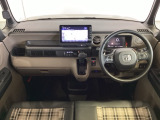 使いやすいレイアウトのダッシュボード周辺です。オートエアコンや小物入れなど嬉しい装備が満載です。