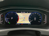 【Digital Cockpit Pro】高解像度ディスプレイによるフルデジタルメータークラスター。基本の速度計とタコメーターの表示に加え、中央にドライビングデータなどを少ない視線移動で視認できます。