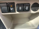 【シートヒーター】運転席、助手席にはシートヒーターを装備☆寒い朝にはシートをじんわり温めてくれてドライブも快適ですよ☆エアコンの暖房より早く温まってくれるので重宝☆スイッチon・off操作簡単